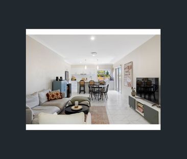 Biiiiig three bedroom, two bathroom townhouse with ducted air condi... - Photo 1