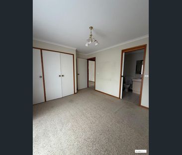 Spacious & Convenient Living in the Heart of Werribee - Photo 4