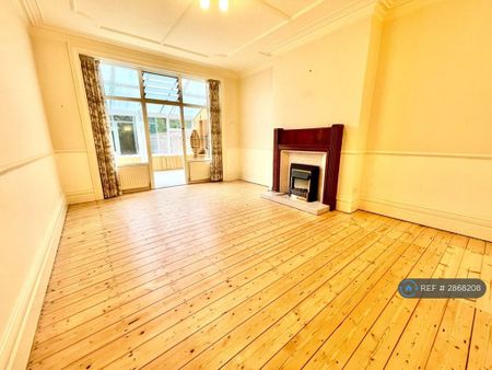 4 bedroom semi-detached house to rent - Photo 2