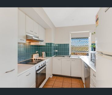 Modern, Light-Filled 3-Bedroom Townhouse in Prime Indooroopilly Loc... - Photo 6