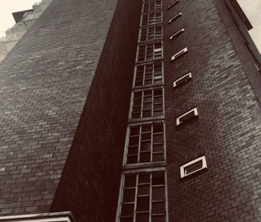 Zentral gelegen: renovierte 2 Zimmer, mit Balkon - Photo 1