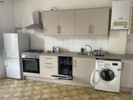 2 Bed Flat, Garratt Lane, SW18 - Photo 4