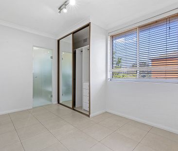 Well Appointed Top Floor Apartment with Large Garage - Photo 2
