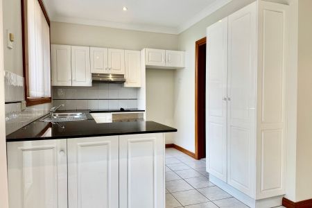 Spacious & Stylish Townhouse in a Prime Castle Hill Location - Photo 5