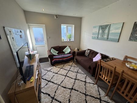 4 Bed Maisonette, Evans Road, BS6 - Photo 2