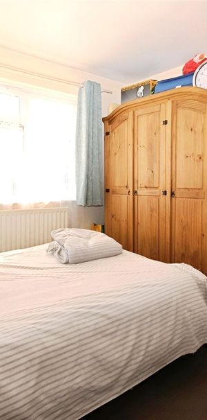Applegarth Avenue, Guildford, Surrey, GU2 8LR - Photo 1