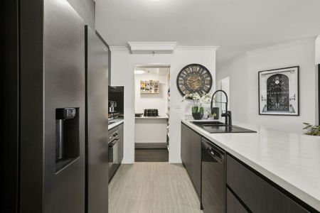 Modern 2-Bedroom Apartment in the Heart of Sydney - Photo 3
