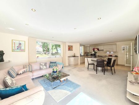 3 Bedroom Apartment - Photo 3