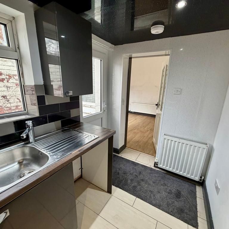 2 bedroom terraced house to rent - Photo 1