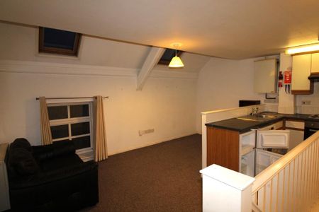 2 bedroom ground floor flat to rent - Photo 3