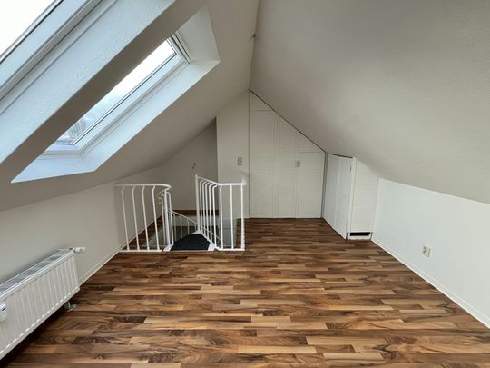 Lichtdurchflutete Maisonette im Dachgeschoss – Einbauküche möglich - Photo 1