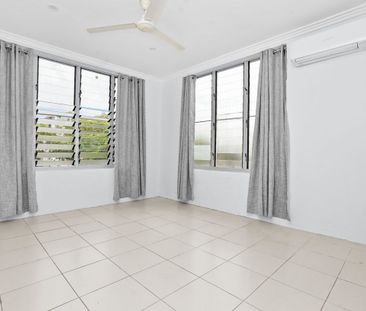 Top Floor Unit Minutes from the Foreshore! - Photo 4
