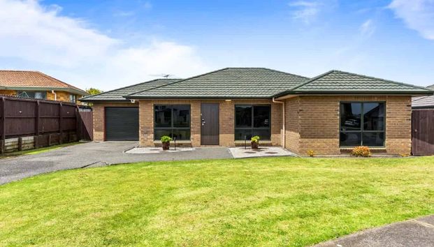 4 BEDROOM FAMILY HOME AVAILABLE NOW IN CLENDON PARK! - Photo 1