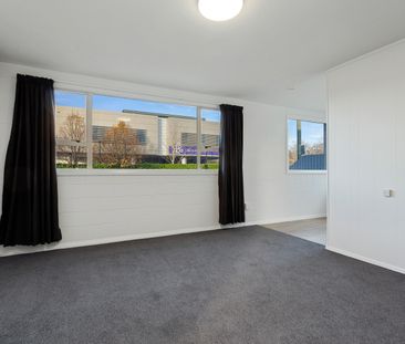 2 Bedroom Redecorated Unit in St Albans - Photo 2