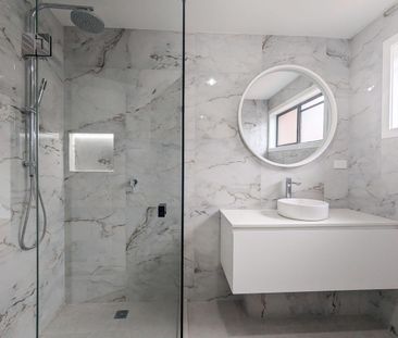 Fully refurbished unit in central location! - Photo 6