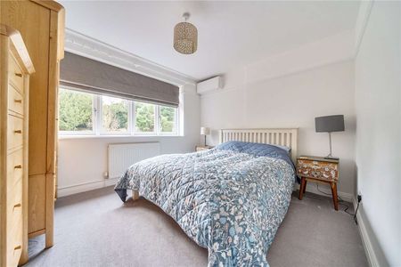 A well-proportioned and immaculately presented family home set within a popular location. - Photo 4