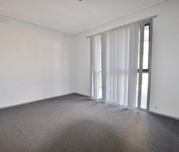 3 Bedroom House. 2 bathrooms. Air-conditioning. Spacious throughout... - Photo 5