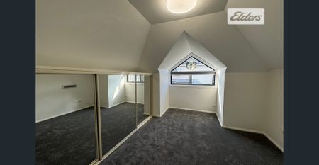 MODERN TOWNHOUSE - Photo 3