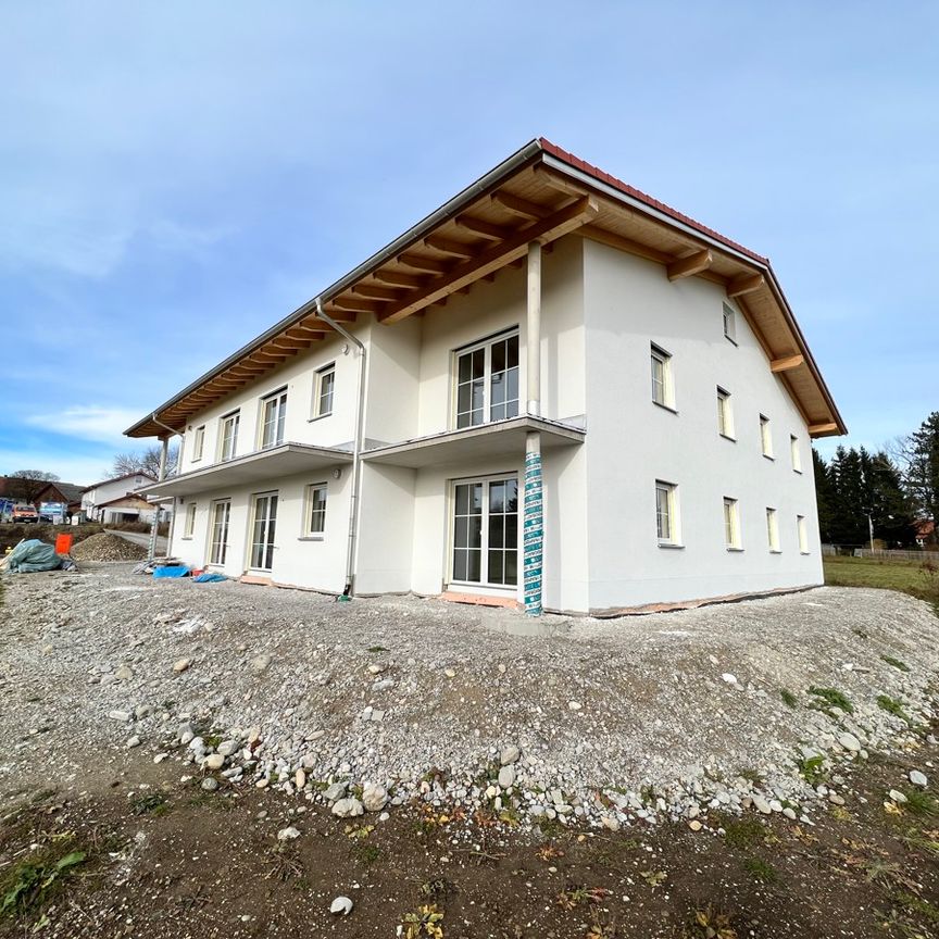 Schicke, barrierefreie 2-ZKB-Neubauwohnung in ruhiger Ortsrandlage mit Aufzug und Südbalkon - Photo 1