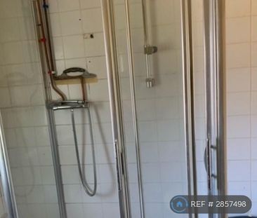 1 bedroom in a flat share to rent - Photo 6