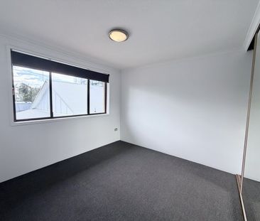 Top-Floor Apartment Opposite the Broadwater – Freshly Updated & Rea... - Photo 2