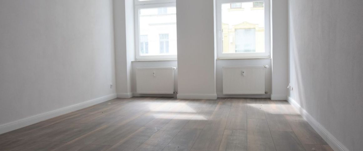 Tageslichtbad mit Wanne und Dusche • modernes Laminat • Abstellraum • Gartenmitbenutzung - Photo 1