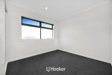 🏡 Modern 3-Bedroom Townhouse in Prime Narre Warren Location - Photo 3