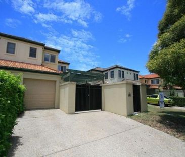 Beautifully Presented 3 Bedroom, Air Conditioned Townhouse - Photo 4