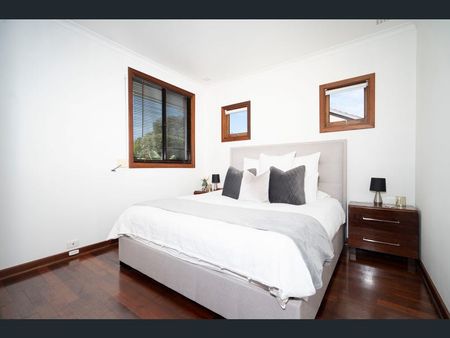 $850/ Week Near Airport, Costco, DFO! - Photo 2