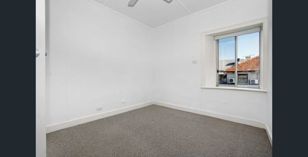 Tastefully renovated top floor two bedroom apartment - Photo 2