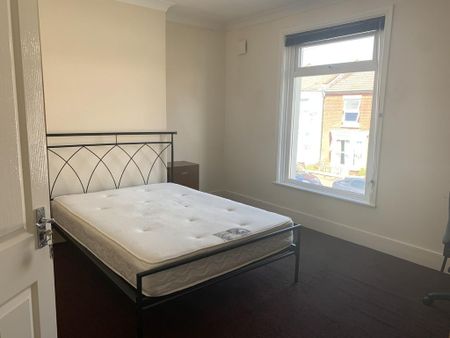 4 bedroom terraced house to rent - Photo 2