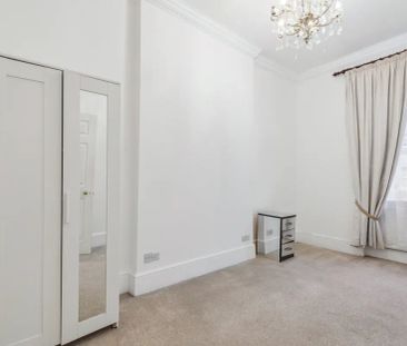 3 bedroom flat in London - Photo 6