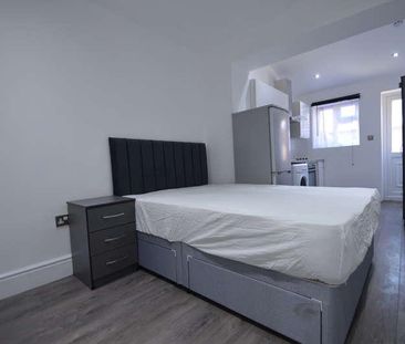 Brentford, TW8 - Photo 5