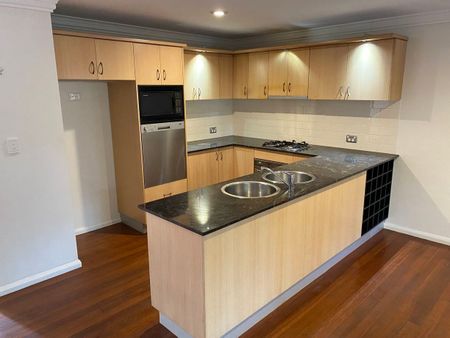 Spacious Two-Bedroom Townhouse With Parking - Photo 4