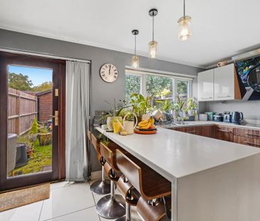 3 bedroom end of terrace house to rent - Photo 4