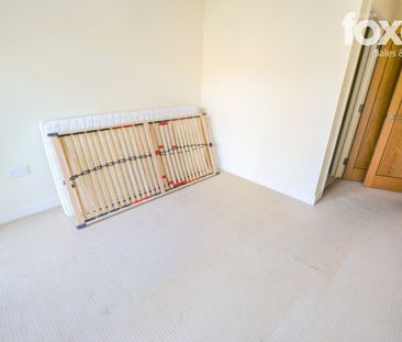 2 bed flat to rent in 6 The Waves, BH5 1AA - Photo 2