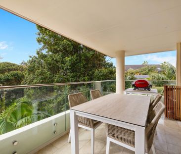 Immaculate, Stylishly Renovated Beachside Apartment - Photo 1