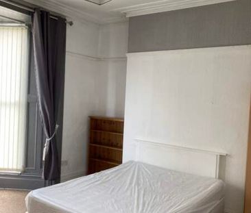 Large Double Room for Students & Professionals, Brynmill Avenue. - Photo 1