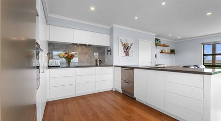 Elevated Family Living with Views - Private & Spacious - Photo 4