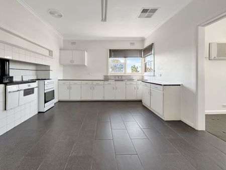 16 Rae Street, Ironbark - Photo 3