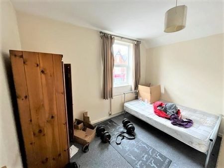 4 bedroom flat to rent - Photo 4