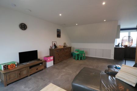 Gerenoveerd duplex-appartement met 3 slaapkamers, terras en autostaanplaats met fietsenberging. - Photo 2