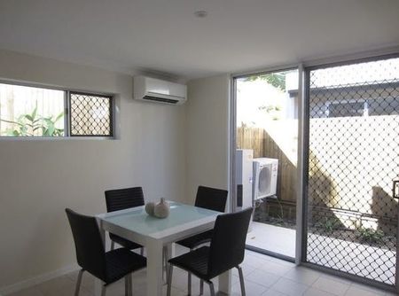 MODERN LOW MAINTENANCE TOWNHOUSE IN PRIME LOCATION! - Photo 4