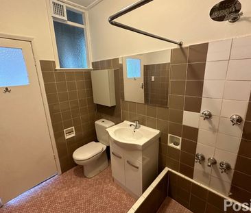 Spacious Top-Floor Unit With Aircon in Prime New Farm Location – Wa... - Photo 5