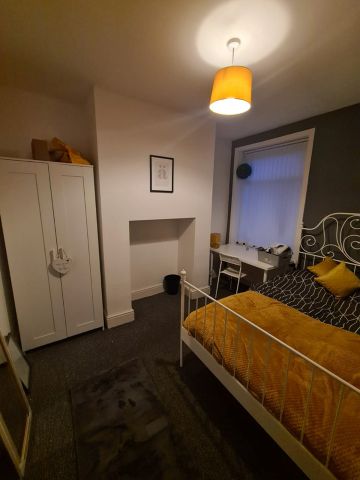 Room in a Shared House, Liverpool Street, M6 - Photo 3