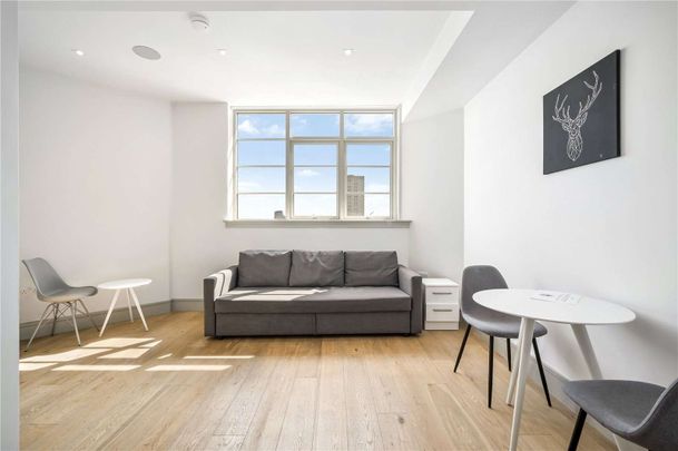 A Spacious, bright, open plan Studio flat with separate bedroom area situated in the centre of Whitechapel a short walk from transport links. - Photo 1