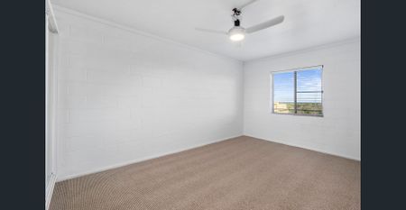 Four Bedroom Family Home with Pool and ALL Utilities Included! - Photo 4