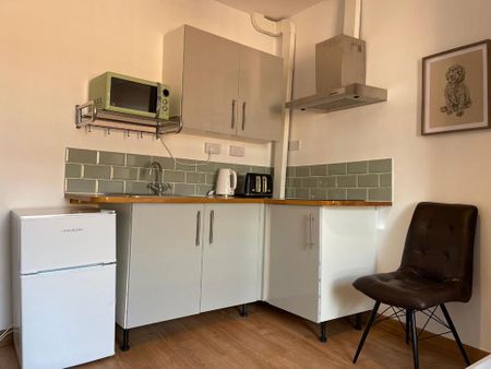 Studio to rent - Photo 2