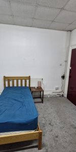 Room in a Shared Flat, Withington Road, M16 - Photo 3