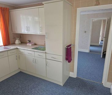 3 bedroom detached bungalow to rent - Photo 6